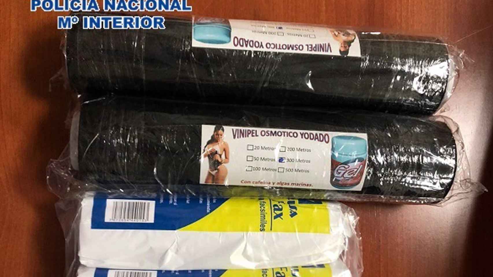 Cilindros de cocaína intervenidos a un pasajero en el aeropuerto de Málaga.