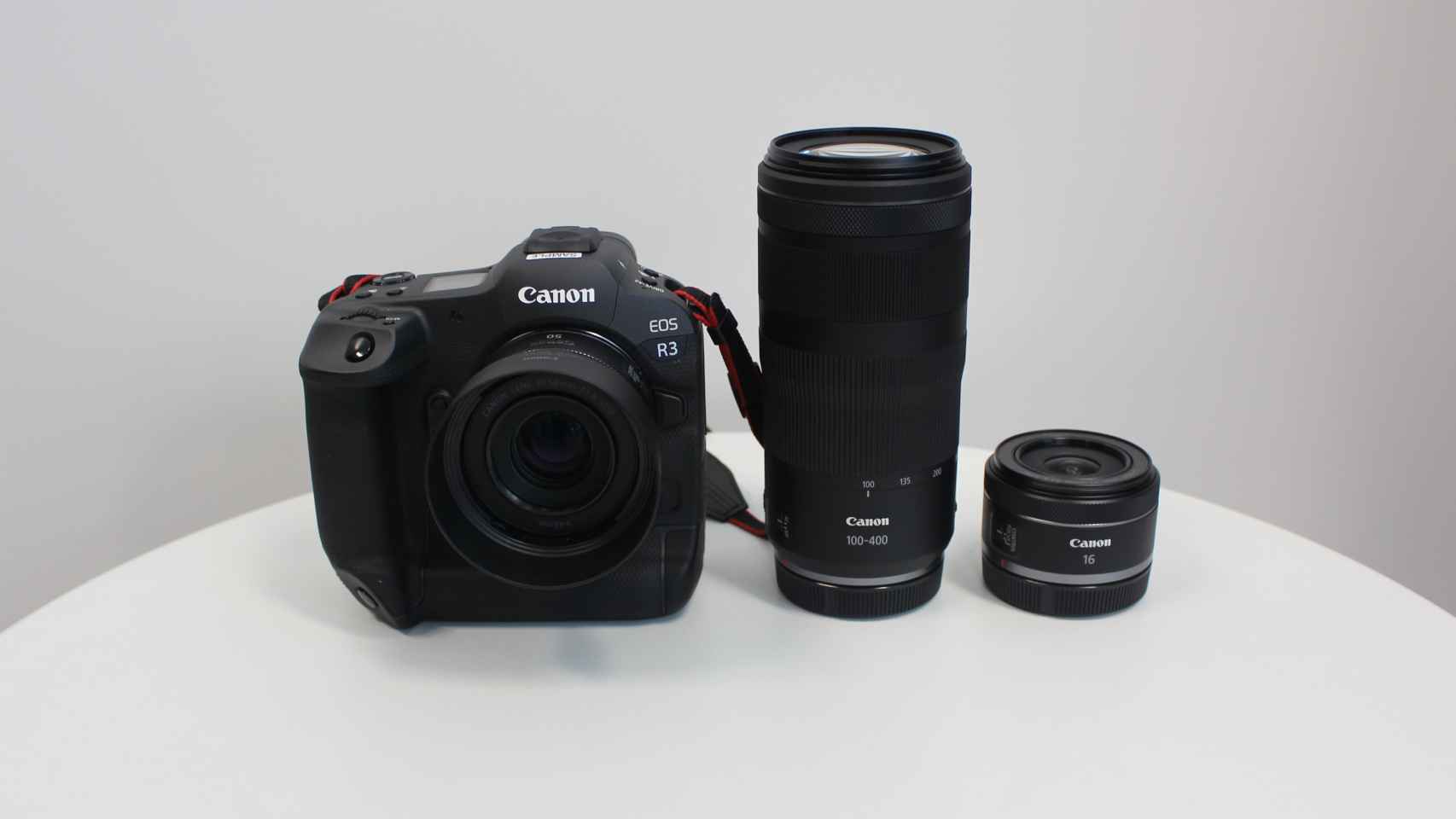 La nueva Canon EOS R3 junto con los dos nuevos objetivos.