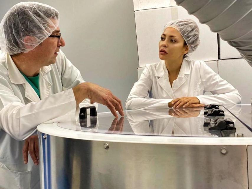 Patricia junto al farmacéutico Pascual, su jefe en los Laboratorios Mahen.