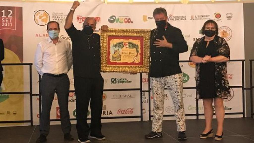 Javier Fernández y Óscar de la Fuente, recibiendo el diploma por hacer la mejor paella valenciana del mundo.