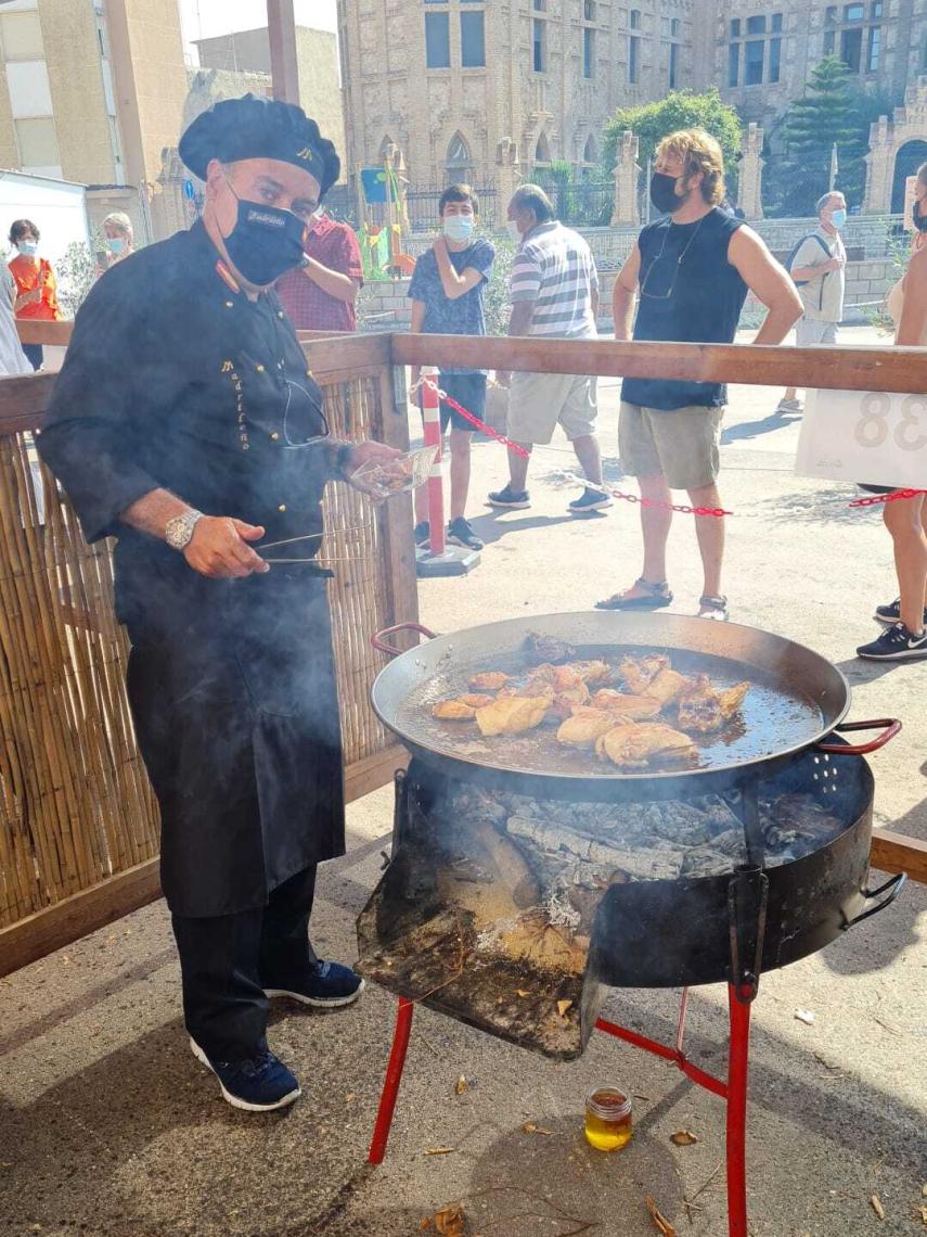 Javier Fernández, uno de los cocineros de El Madrileño, preparando la paella.