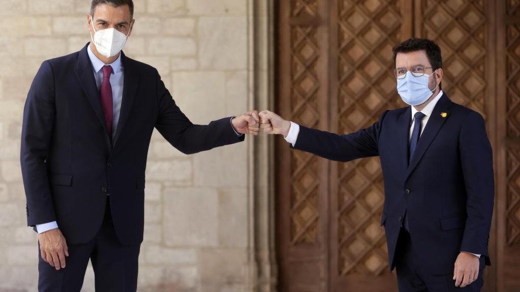 El presidente del Gobierno, Pedro Sánchez, y el de la Generalitat, Pere Aragonès, posan a su llegada a la reunión previa de la mesa de diálogo.