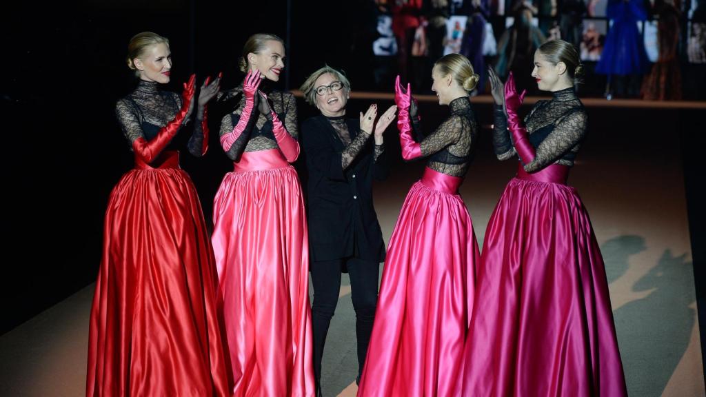 Núria Sardà  sale a saludar en el desfile del pasado enero.