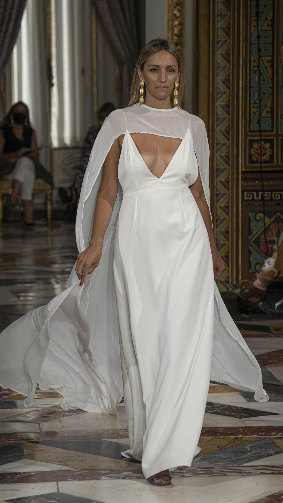 Beatriz Tajuelo desfilando vestida de novia.