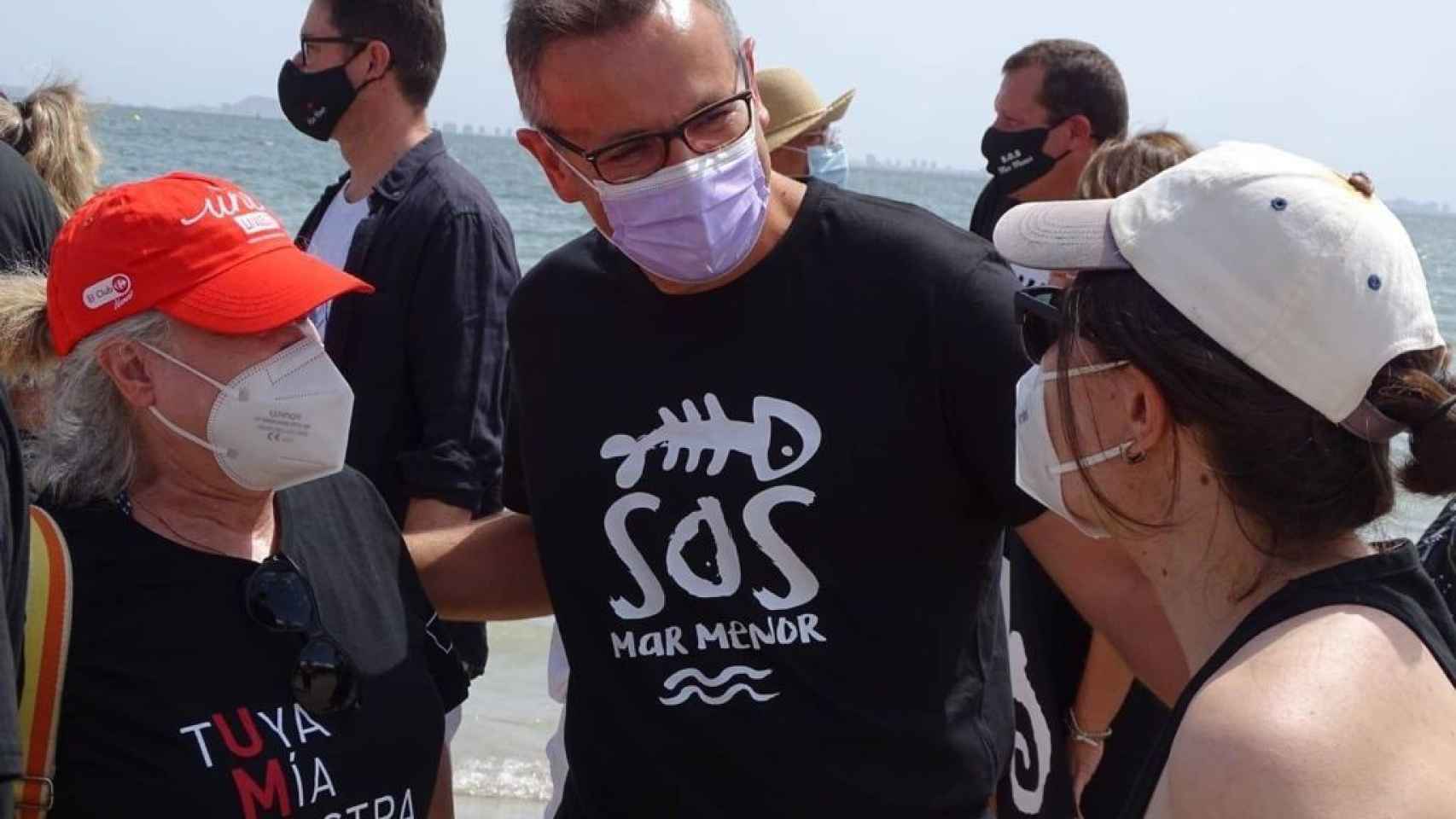 El socialista Diego Conesa con una camiseta de S.O.S. Mar Menor.