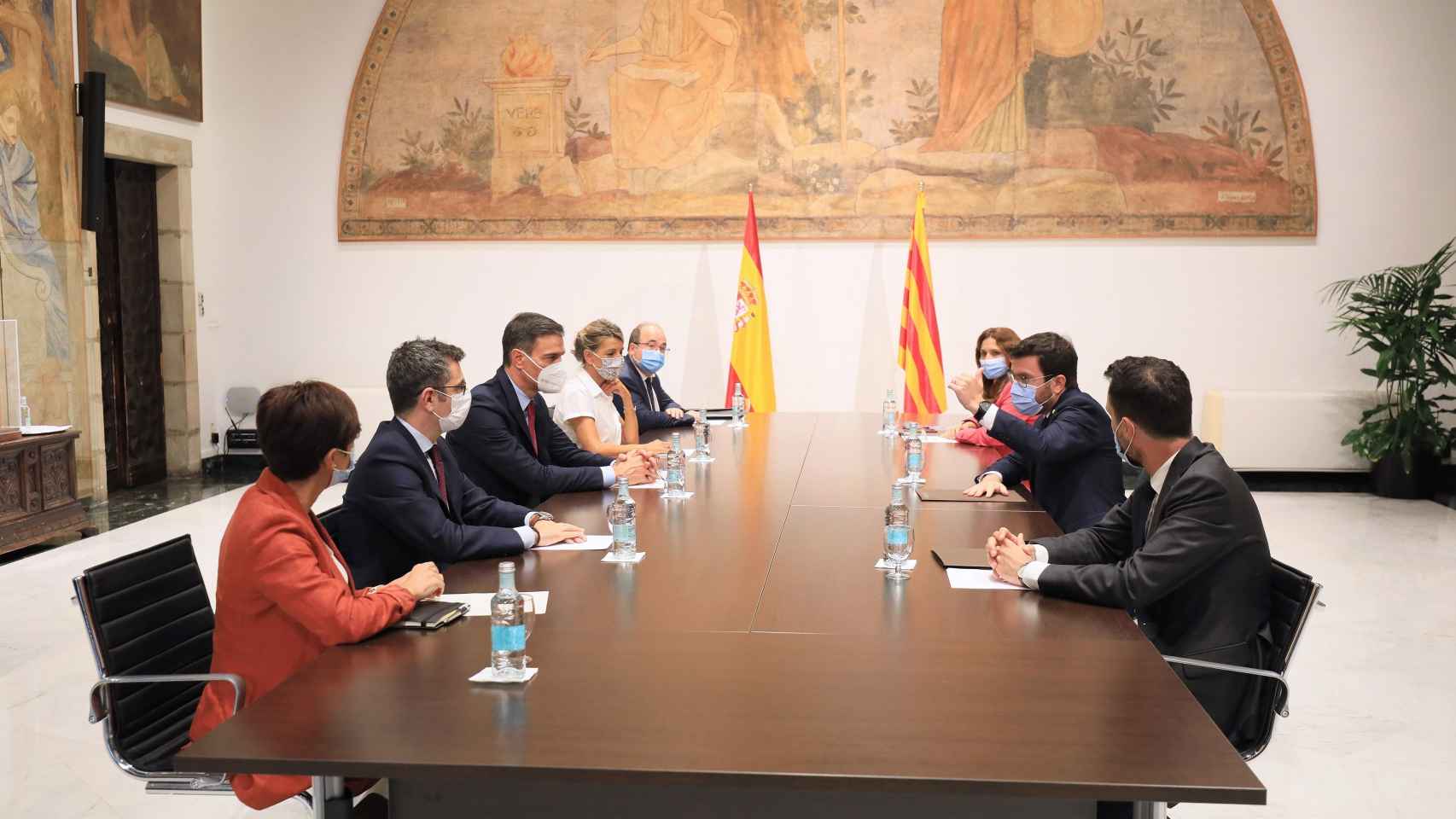 Integrantes de la Mesa de Cataluña en el Palau.