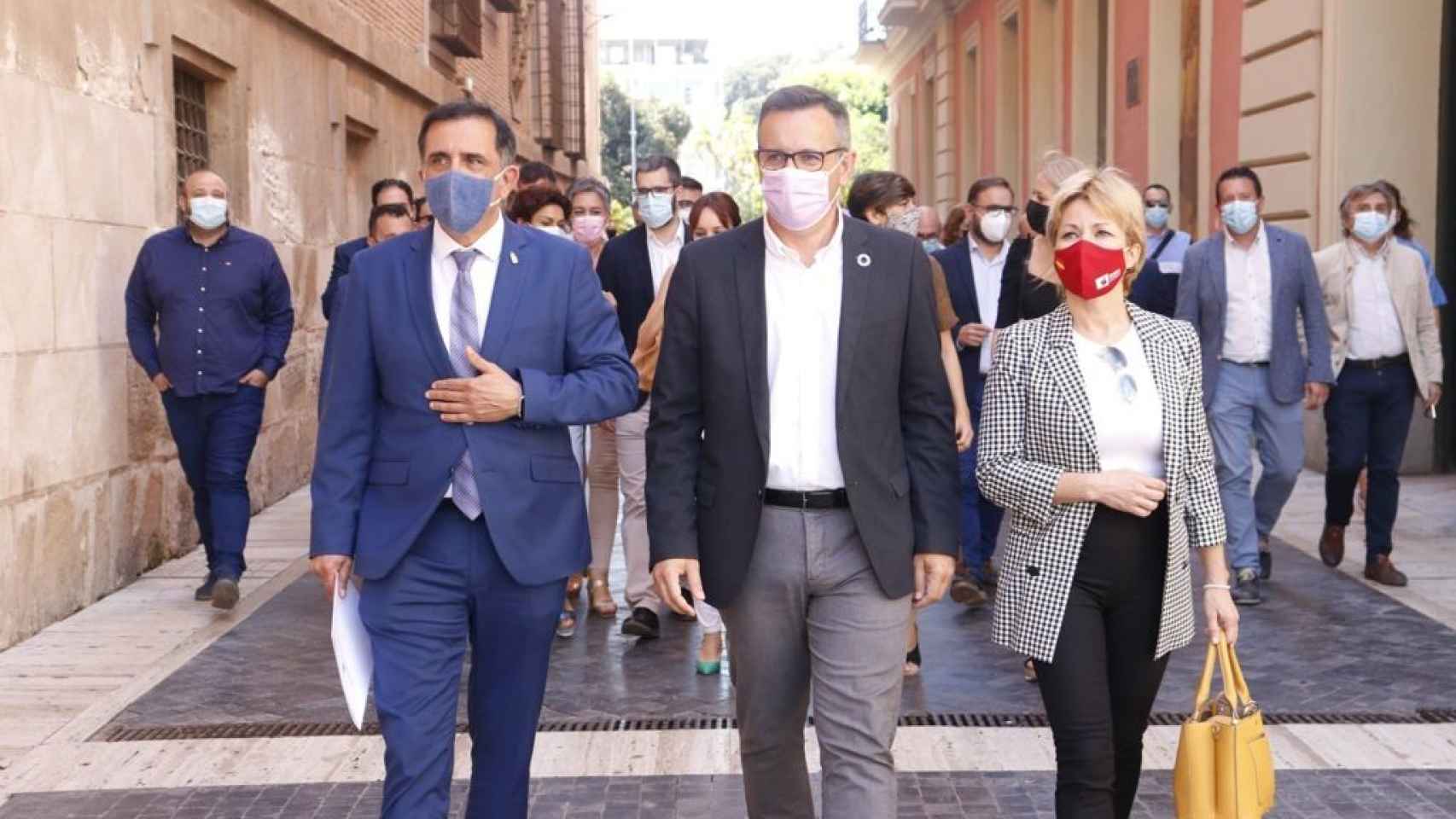 El alcalde de Murcia, José Antonio Serrano, el secretario general del PSOE, Diego Conesa, y la alcaldesa de Campos del Río, María José Pérez.