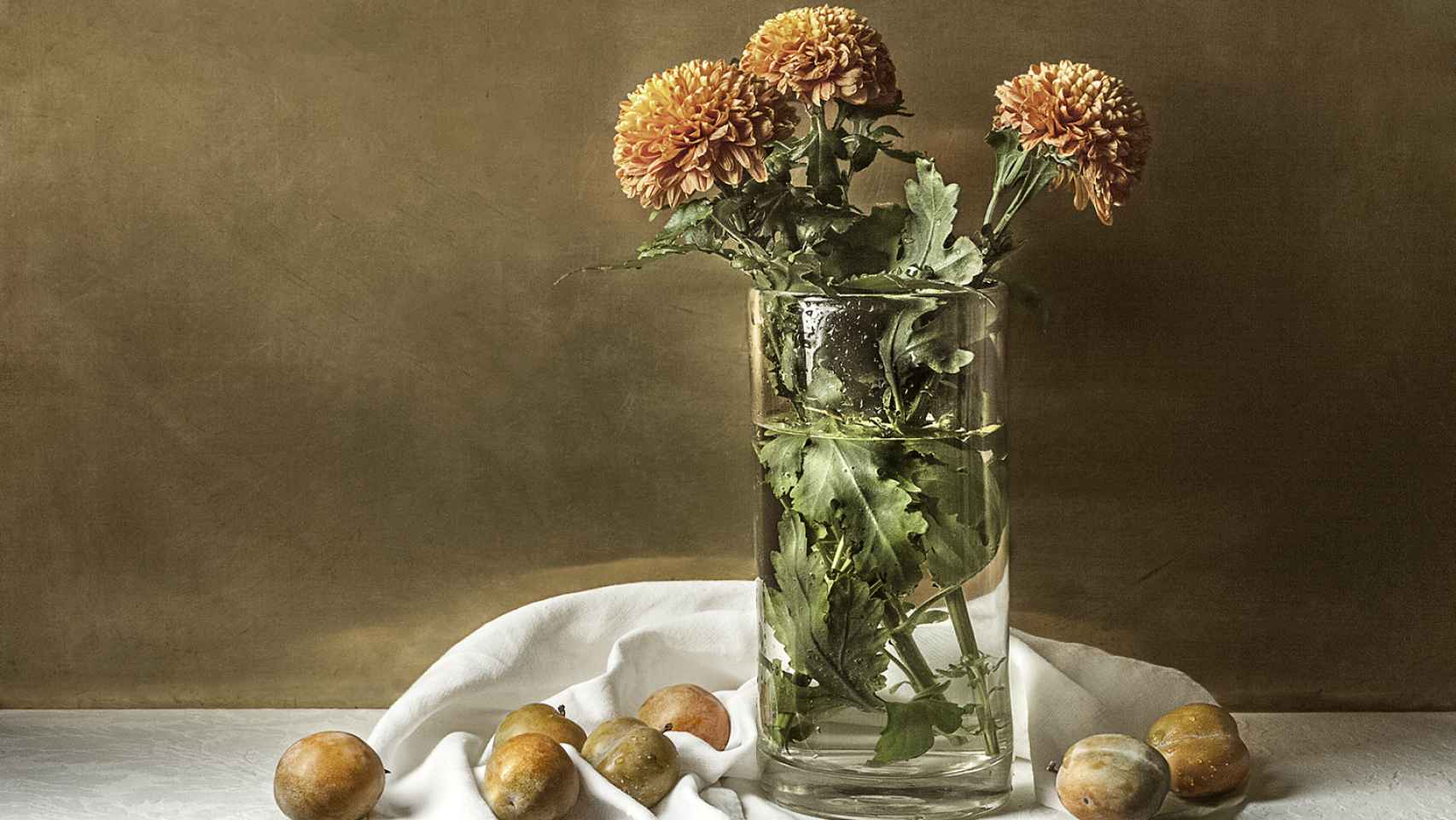 Detalle de jarrón de crisantemos y ciruelas, que evoca su referencia a los clásicos.