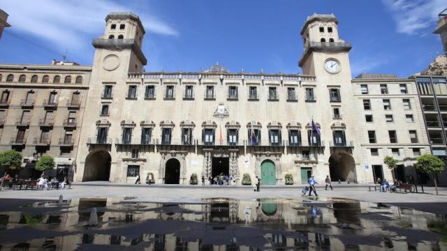 Varapalo al PSOE de Alicante: el juzgado avala al Ayuntamiento por tumbar sus mociones mal presentadas.