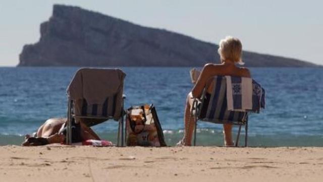 Turistas frente a la isla de Benidorm, en imagen de archivo.