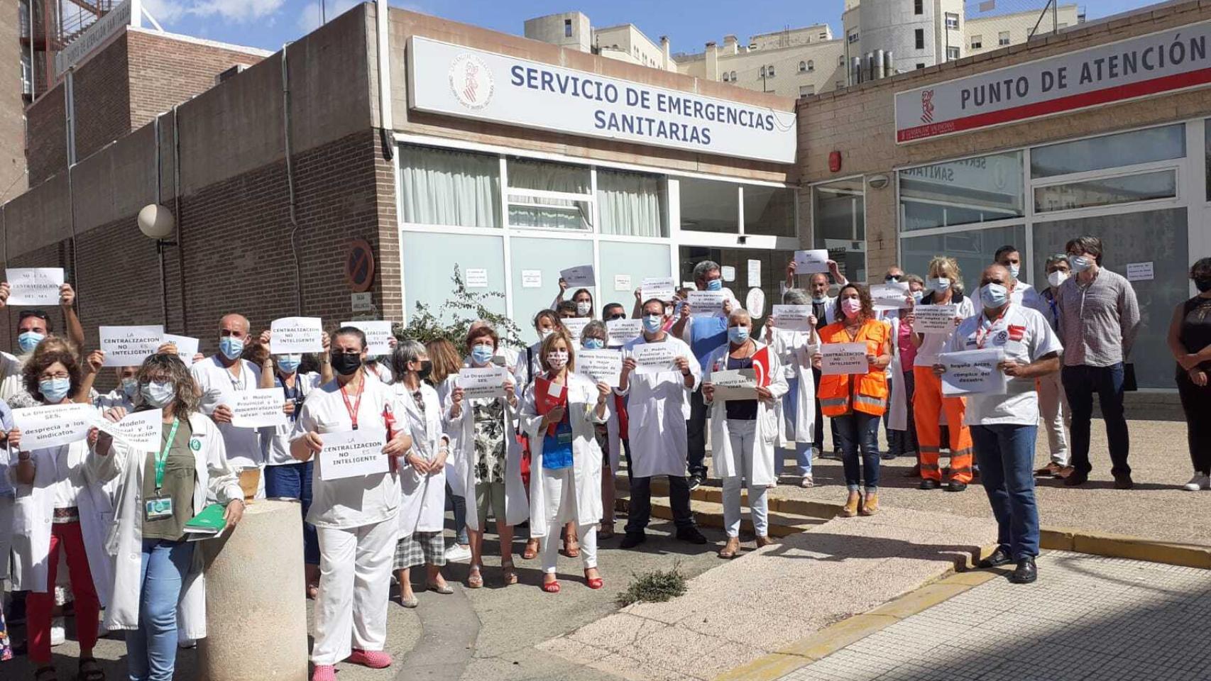 Concentración de los sindicatos de la Junta de Personal del Departamento de Salud de Alicante.