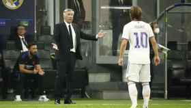 Carlo Ancelotti dialoga con Luka Modric durante el partido de Champions League frente al Inter de Milan