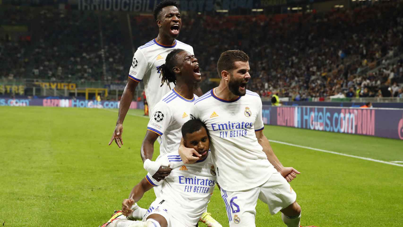 Rodrygo Goes celebra con sus compañeros su gol al Inter de Milan