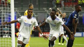 Camavinga celebra con Rodrygo el decisivo gol del brasileño al Inter de Milan