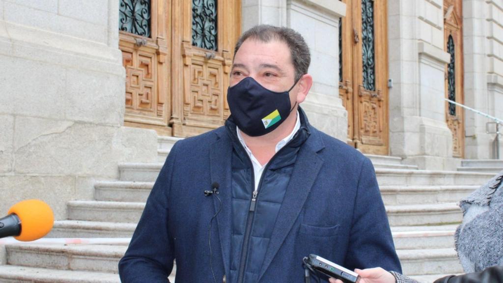 Manuel Fernández a las puertas de la Diputación de Toledo en una imagen de archivo.