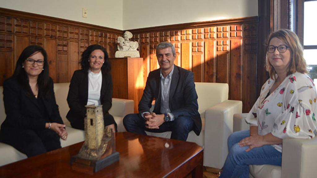 Dolores González, segunda por la izquierda, durante una reunión con el presidente de la Diputación de Toledo.