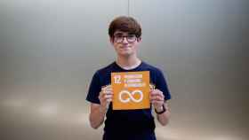 Luis Esteban Valdivieso, estudiante y coautor de Plasvisor, sostiene el cartel del ODS 12.