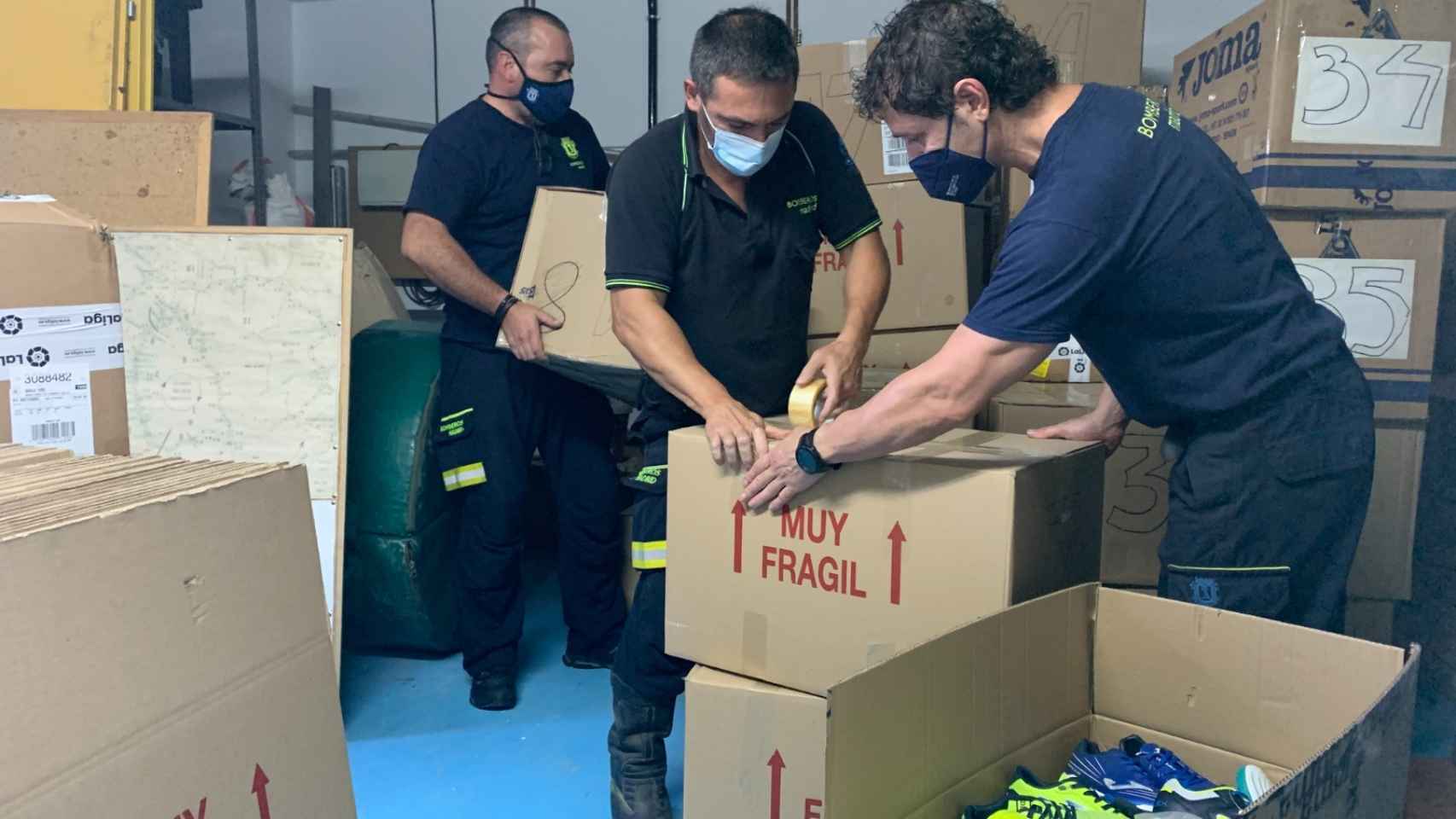 Los bomberos madrileños envían 36 cajas con 500 kg de material y ropa deportiva.