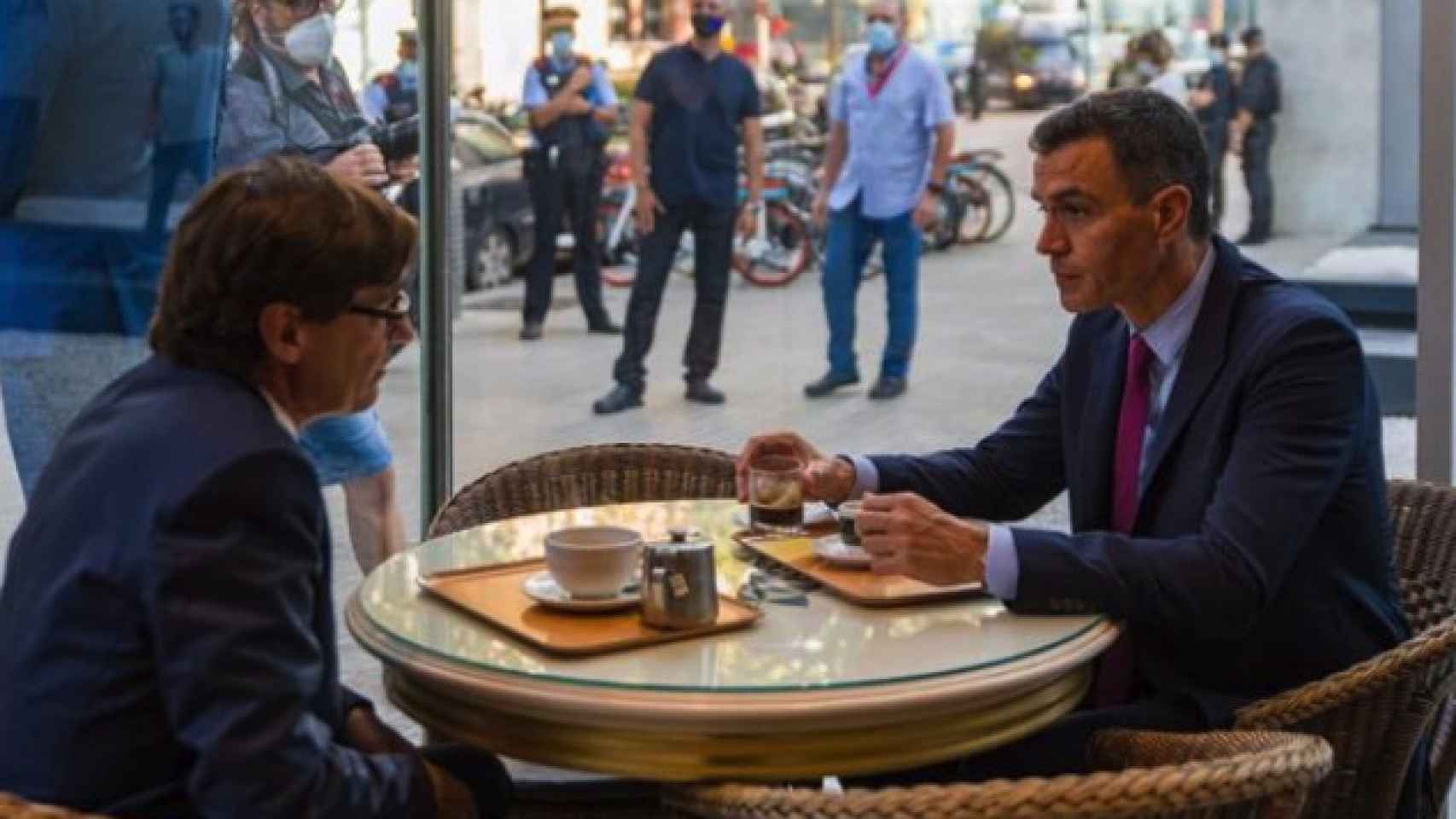 Sánchez se toma un café con hielo junto a Illa mientras está reunida la mesa de diálogo