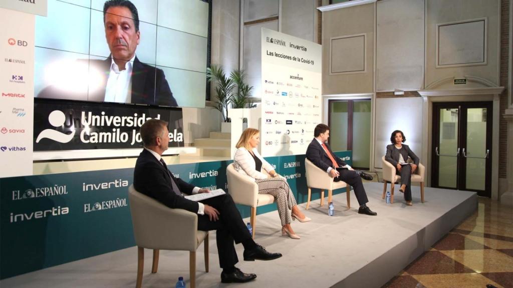 Dionisio Martínez de Velasco, director general de Dräger; María Vila, directora general de Medtronic ; Arturo Criado, subdirector de Invertia, y Adriana Rubio, directora general de Roche Diagnostics. En la pantalla, Jorge Huertas, vicepresidente de Fenin .