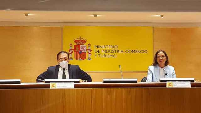 El ministro de Asuntos Exteriores, Unión Europea y Cooperación, José Manuel Albares y la ministra de Industria, Comercio y Turismo, Reyes Maroto.