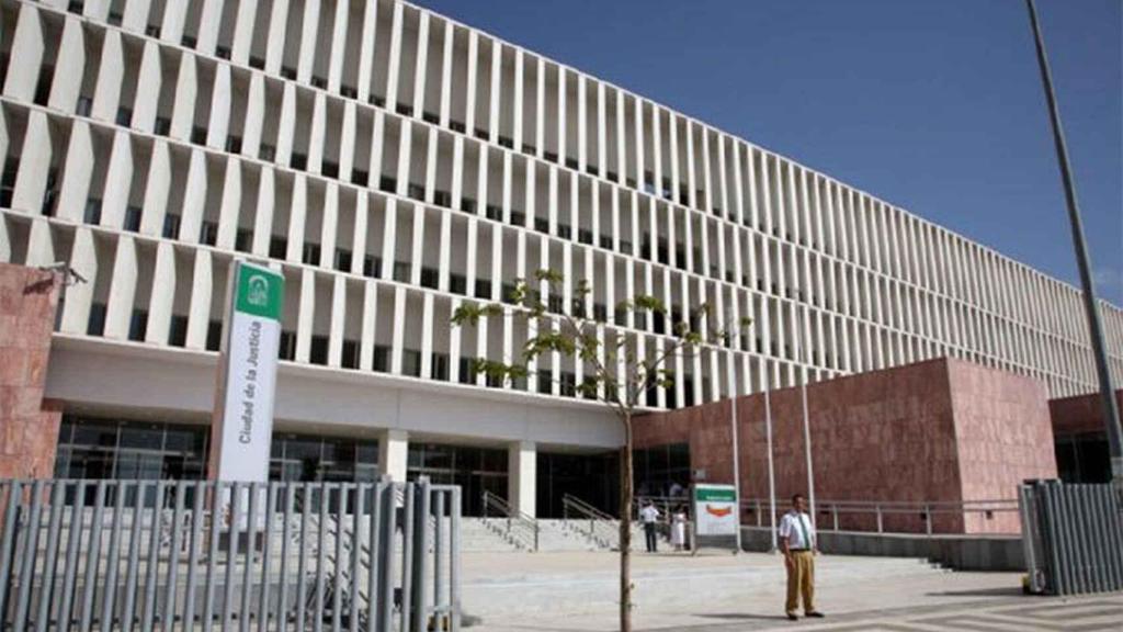 Entrada principal a la Ciudad de la Justicia de Málaga.