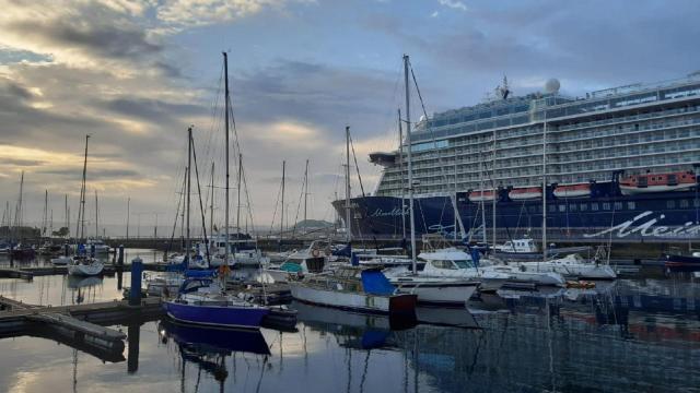 El ‘Mein Schiff 6’ en su primera escala en la ciudad.