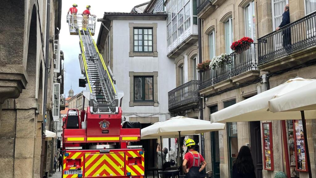 Los bomberos de Santiago acuden a la Rúa do Vilar ante el peligro por desprendimiento