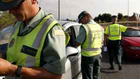 Agentes de tráfico poniendo una multa a los conductores