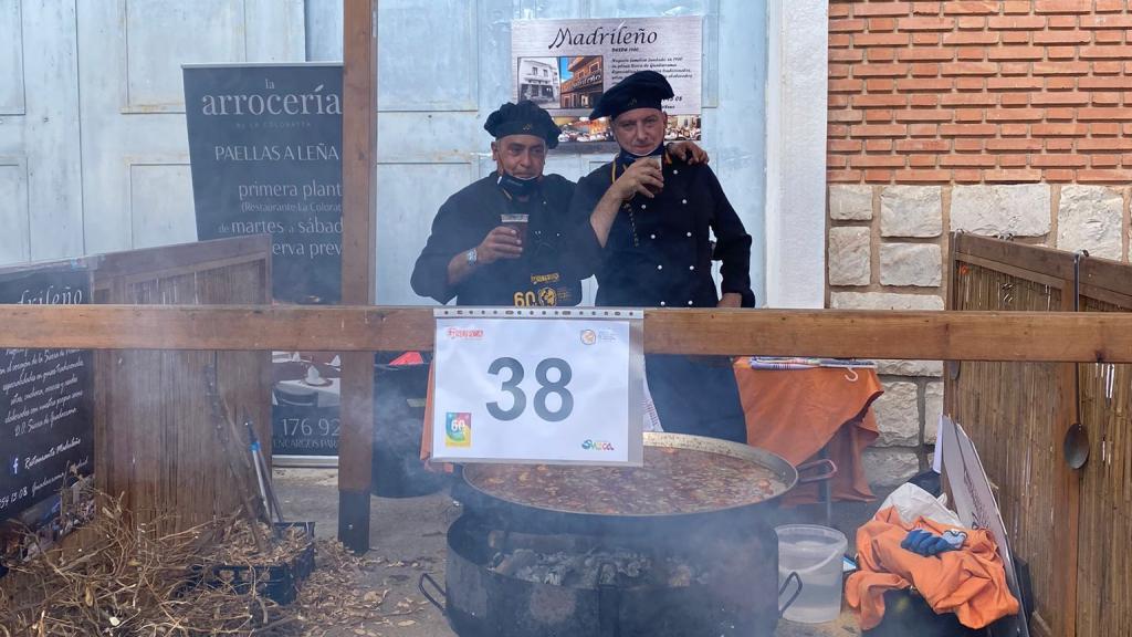 A la izquierda, Javier Fernández y, a la derecha, Óscar de la Fuente, dos de los cocineros de El Madrileño.