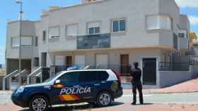 Un policía nacional en una zona residencial de la localidad murciana de Molina de Segura.