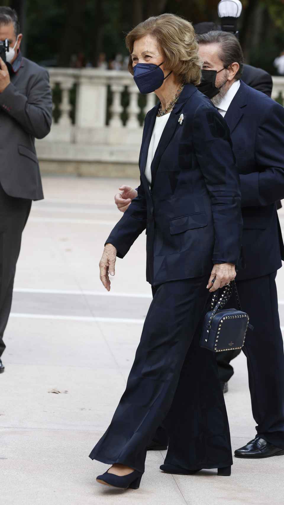 La reina emérita ha escogido un traje de chaqueta azul marino y bolso de Valentino a juego para su primer acto del curso.