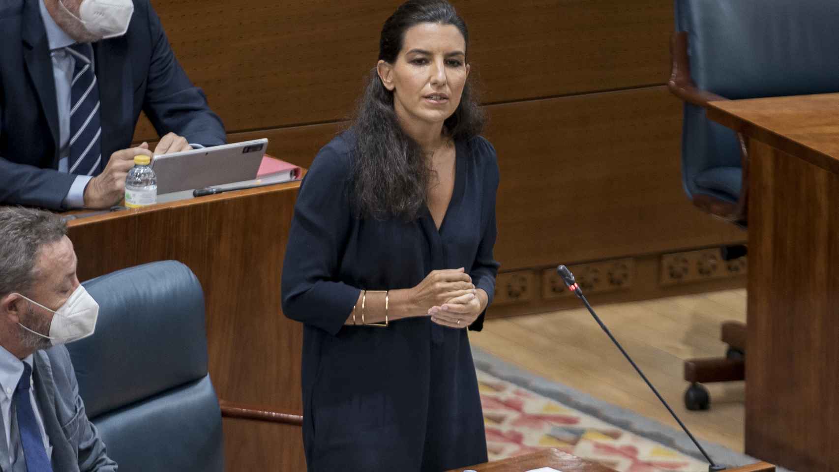 La portavoz de Vox en la Asamblea de Madrid, Rocío Monasterio, pregunta a Isabel Díaz Ayuso.