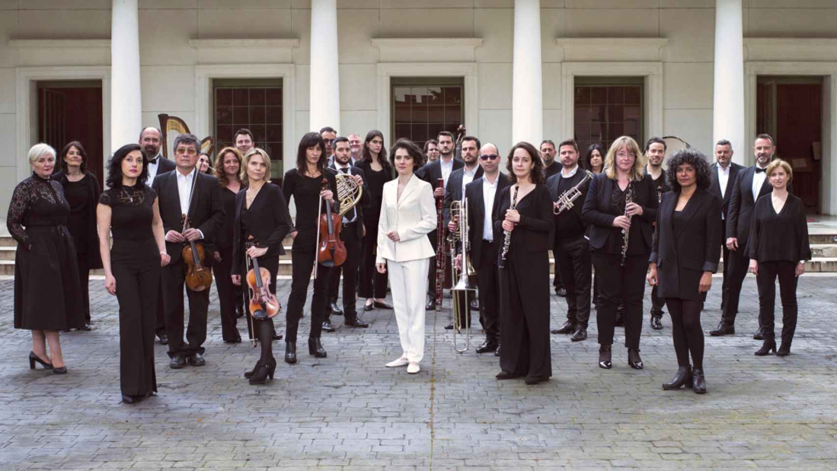 Marzena Diakun con la los miembros de la Orquesta y Coro de la Comunidad de Madrid.