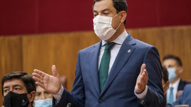 El presidente de la Junta, Juanma Moreno, durante su intervención en el pleno parlamentario.