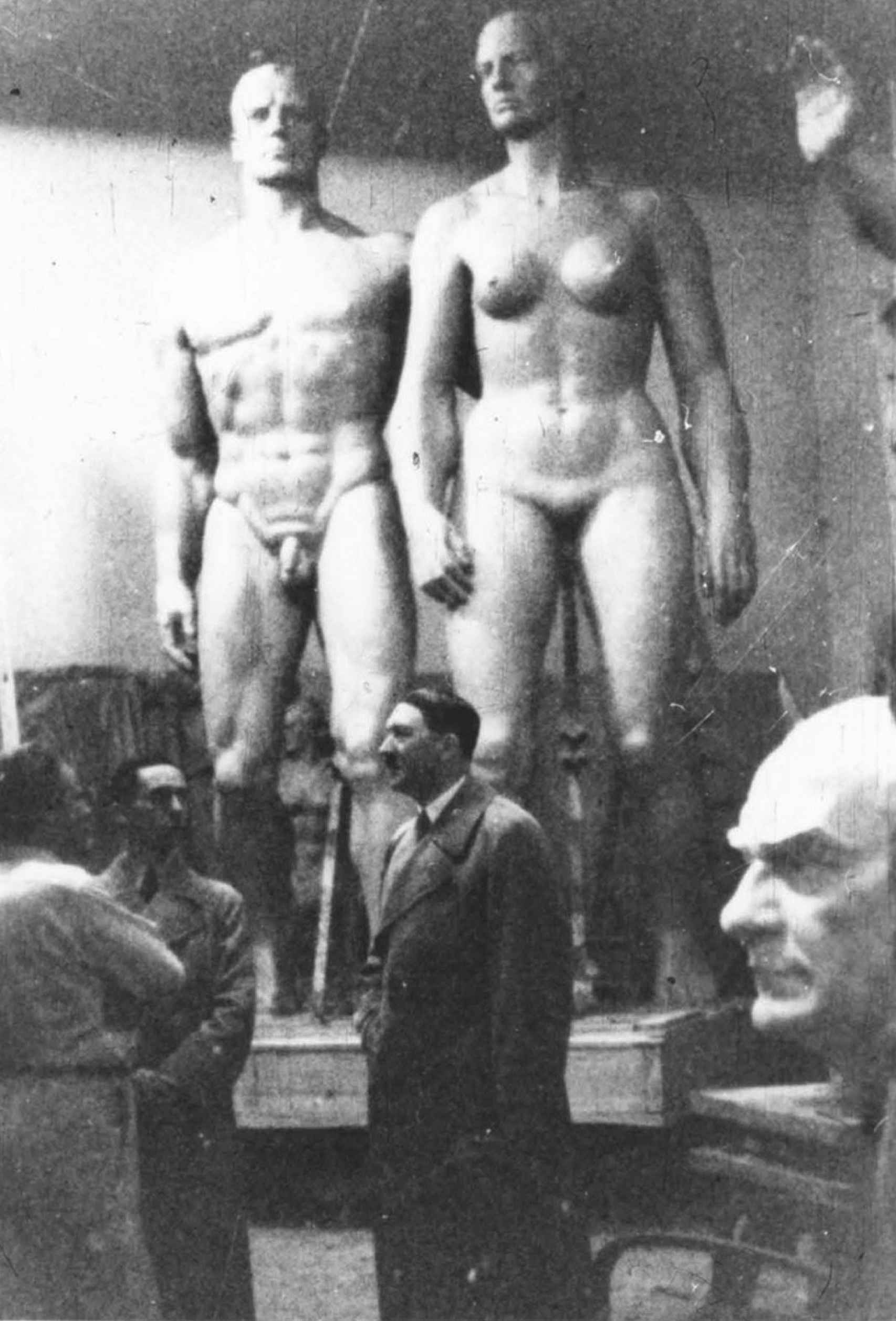 Hitler en el taller de Josef Thorak en Múnich.