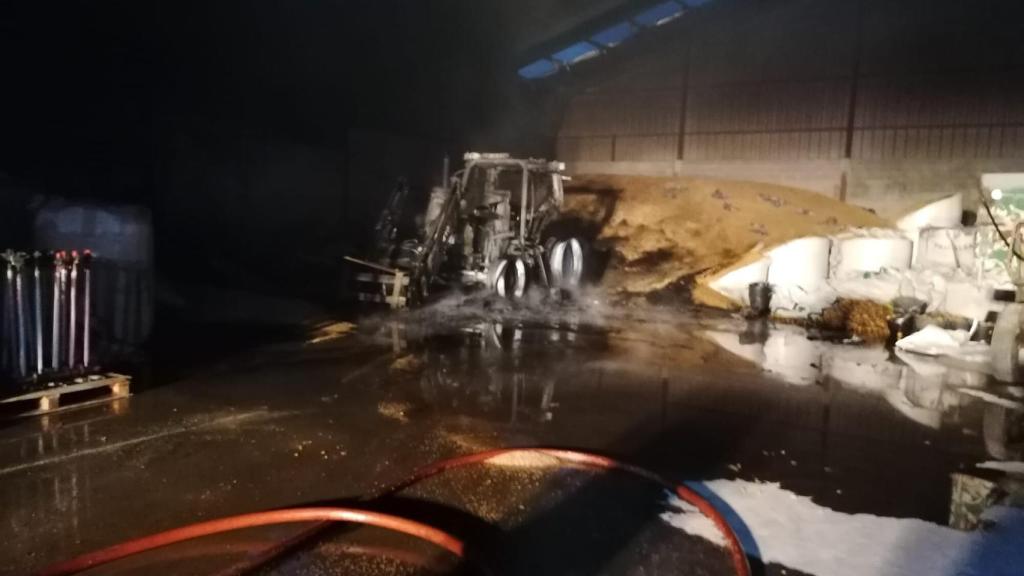 Un incendio en una nave agrícola./ Archivo