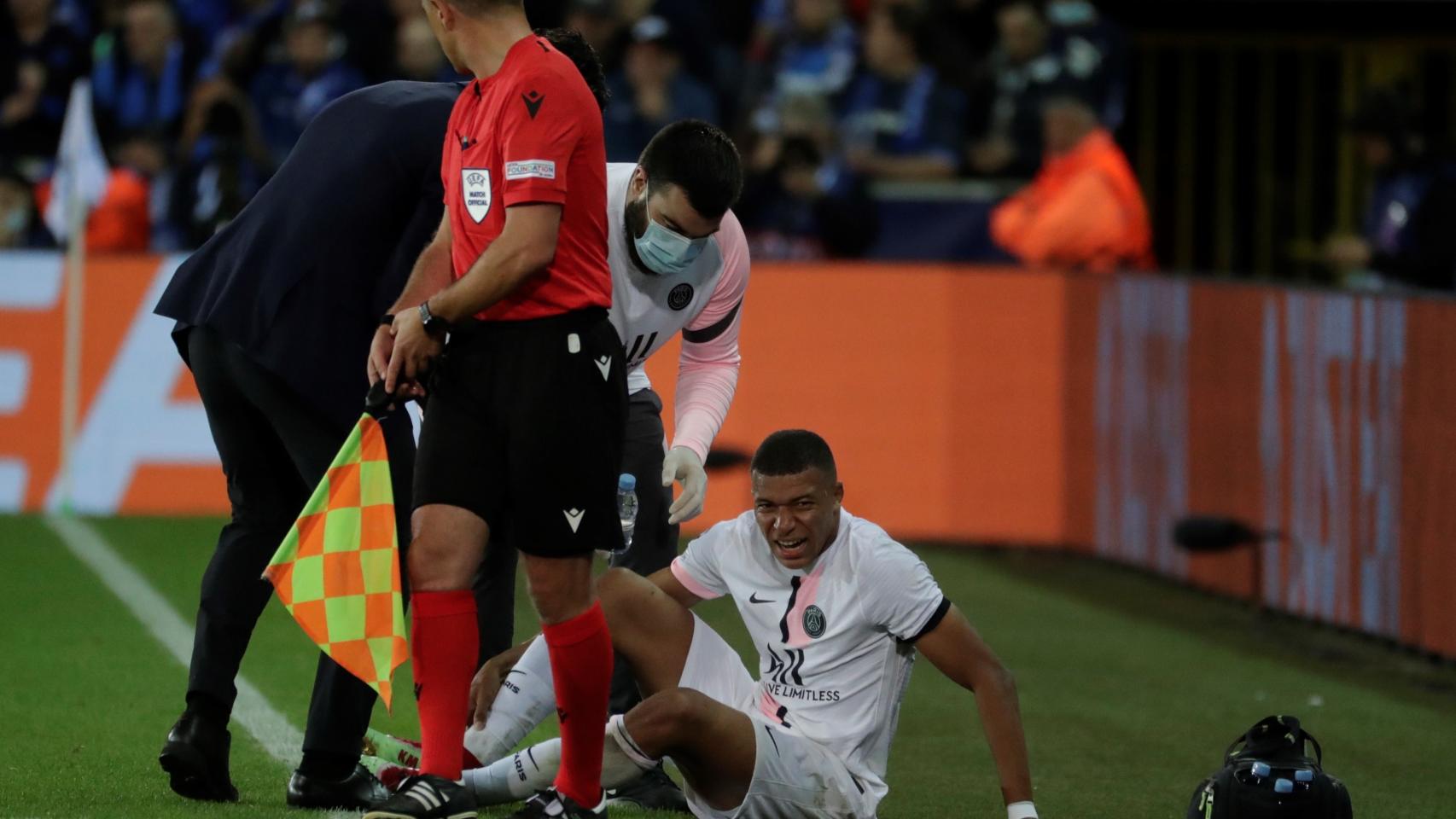 Kylian Mbappé, sobre el césped tras su lesión de tobillo