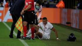 Kylian Mbappé, sobre el césped tras su lesión de tobillo