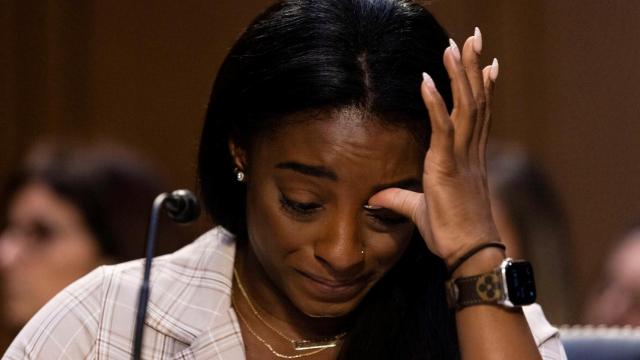 Simone Biles, llorando durante su testimonio ante el Senado de EEUU