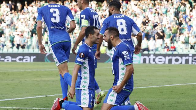 Juanmi y Borja Iglesias celebran un gol del Betis en la Europa League 2021/2022