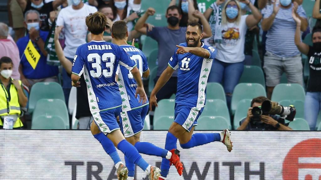 Borja Iglesias celebra un gol con el Betis en la Europa League 2021/2022