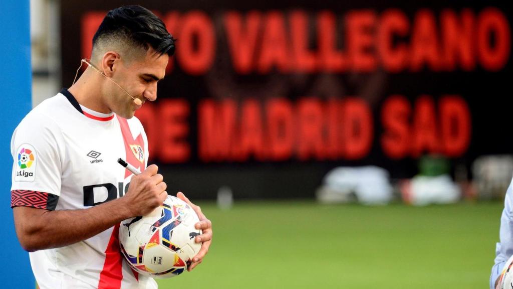 Radamel Falcao firma un balón durante su presentación como jugador del Rayo Vallecano