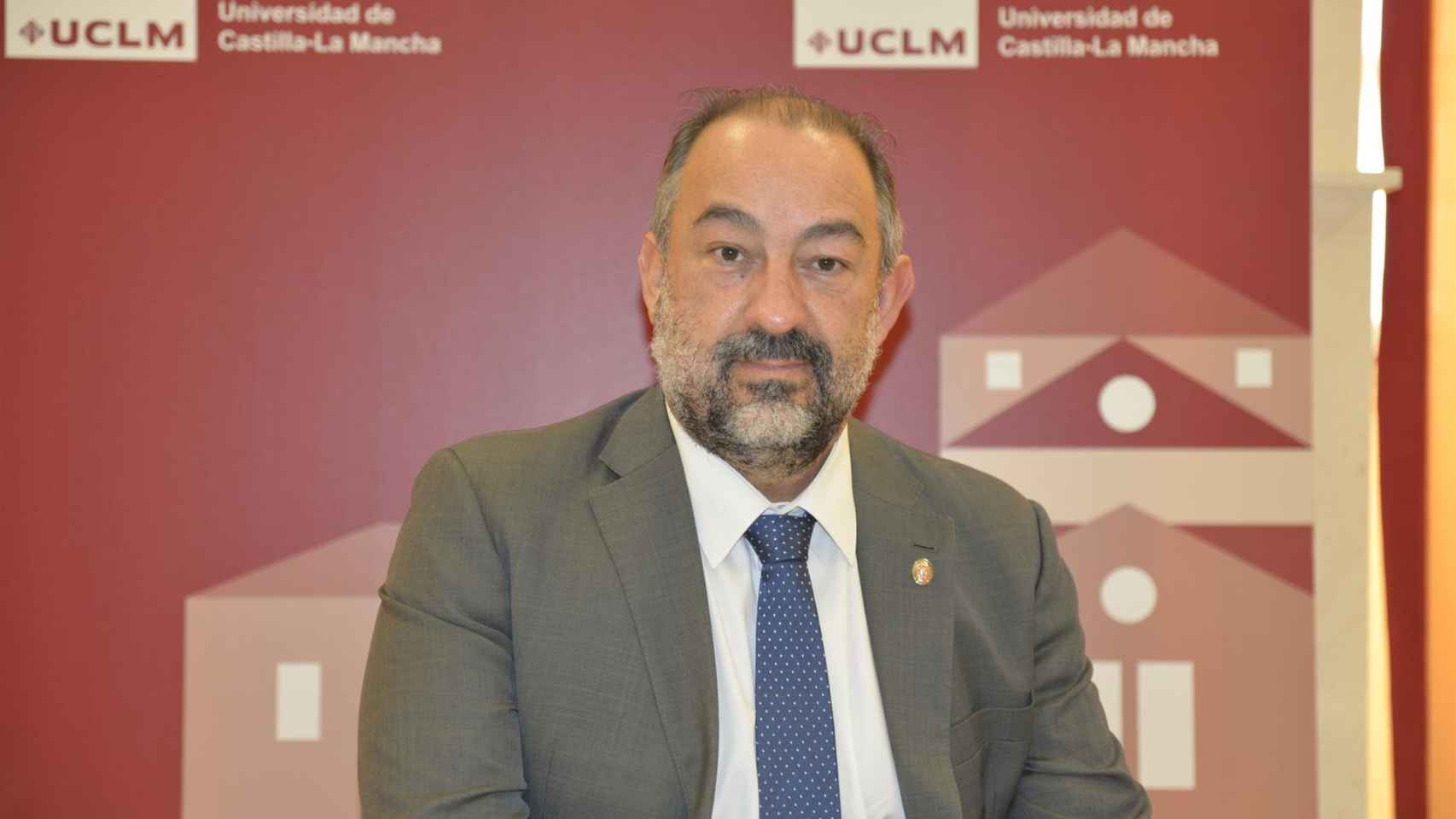 El rector de la Universidad de Castilla-La Mancha (UCLM), Julián Garde.