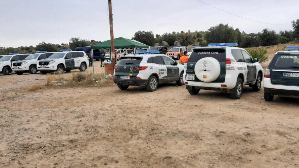 Numerosos vehículos policiales y de emergencias, este miércoles en los alrededores del pantano de Argés.