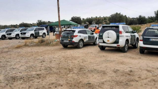 Numerosos vehículos policiales y de emergencias, este miércoles en los alrededores del pantano de Argés.