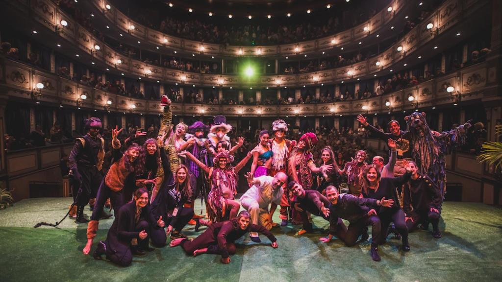 El elenco de Hara tras una función en el Teatro Cervantes.