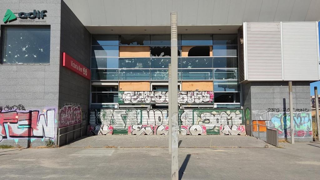 Estado actual de uno de los edificios de la estación Victoria Kent, en Málaga.