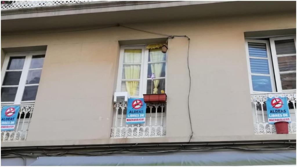 Ventana con bandera reivindicativa en A Coruña.