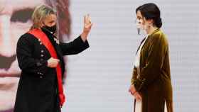 Isabel Díaz Ayuso entrega la Gran Cruz de la Orden del Dos de Mayo a Nacho Cano. Efe
